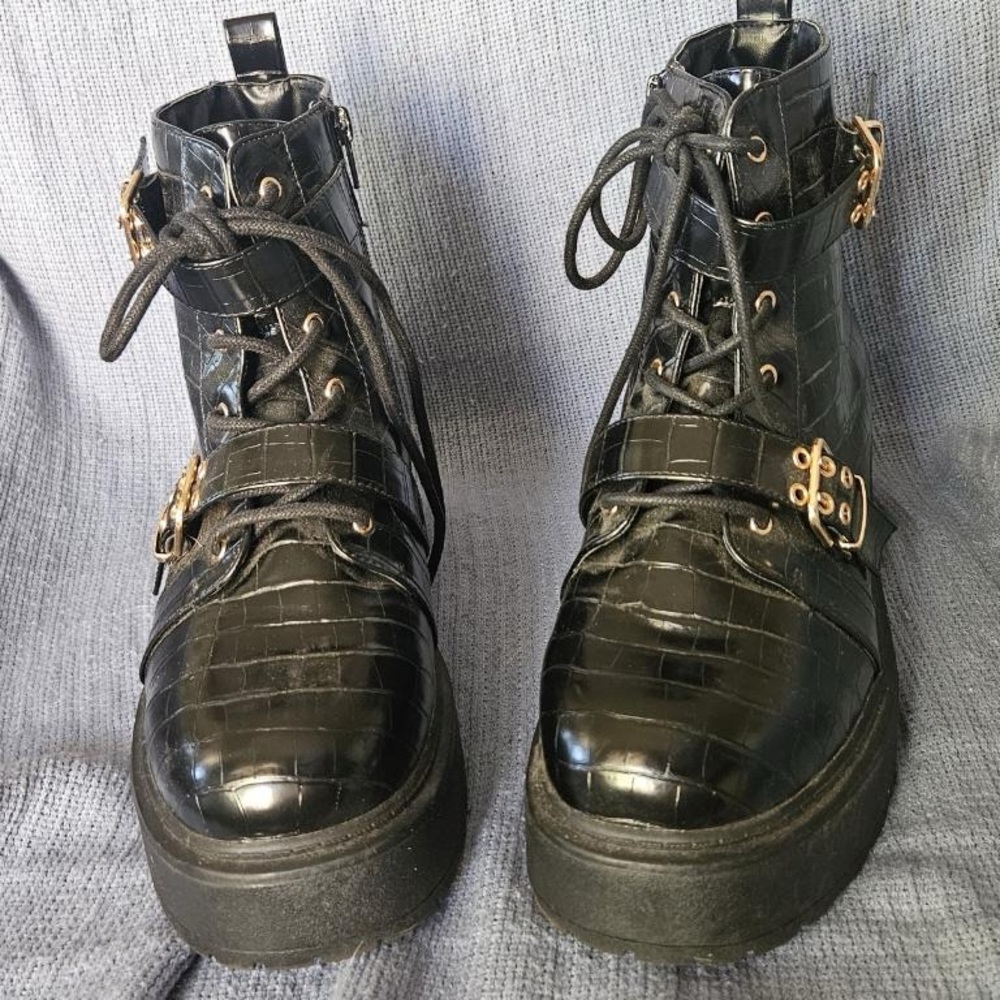 Snakeskin print combat boots 🐍